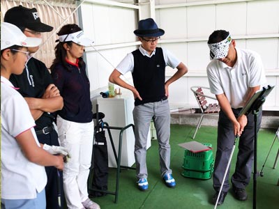 力学に基づいた美しいフォームを指導している様子