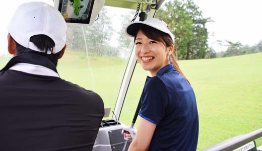 ゴルフ初心者の女性がゴルフコースを案内されている様子